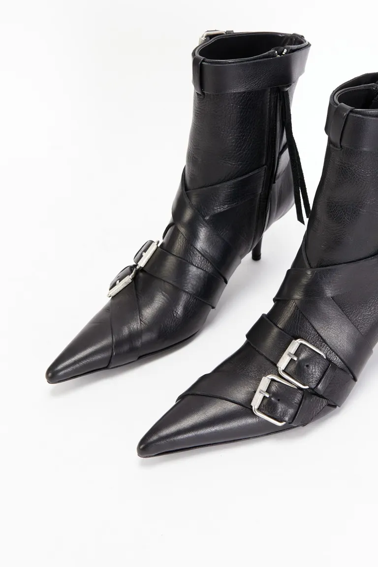 Botas Negras con Hebillas - Diseño Elegante y Versátil para un Estilo Urbano y Sofisticado de Maria Cher en Botas y Botinetas para argentina