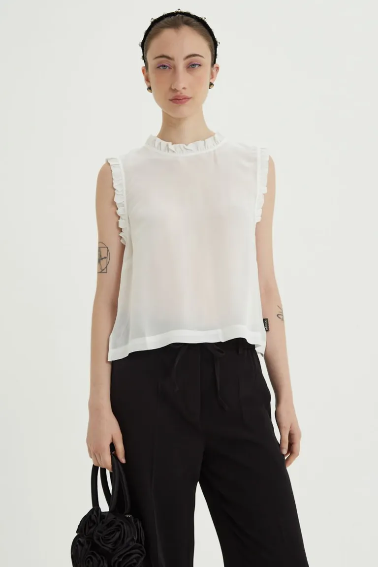 Musculosa sin mangas con volados en cuello y sisas, corte recto y cierre posterior de Las Pepas en Tops para argentina