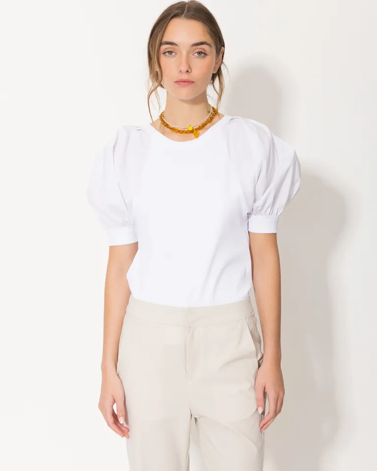 Top blanco de manga volumen con escote redondo - Prenda versátil y elegante de Jazmin Chebar en Tops para argentina