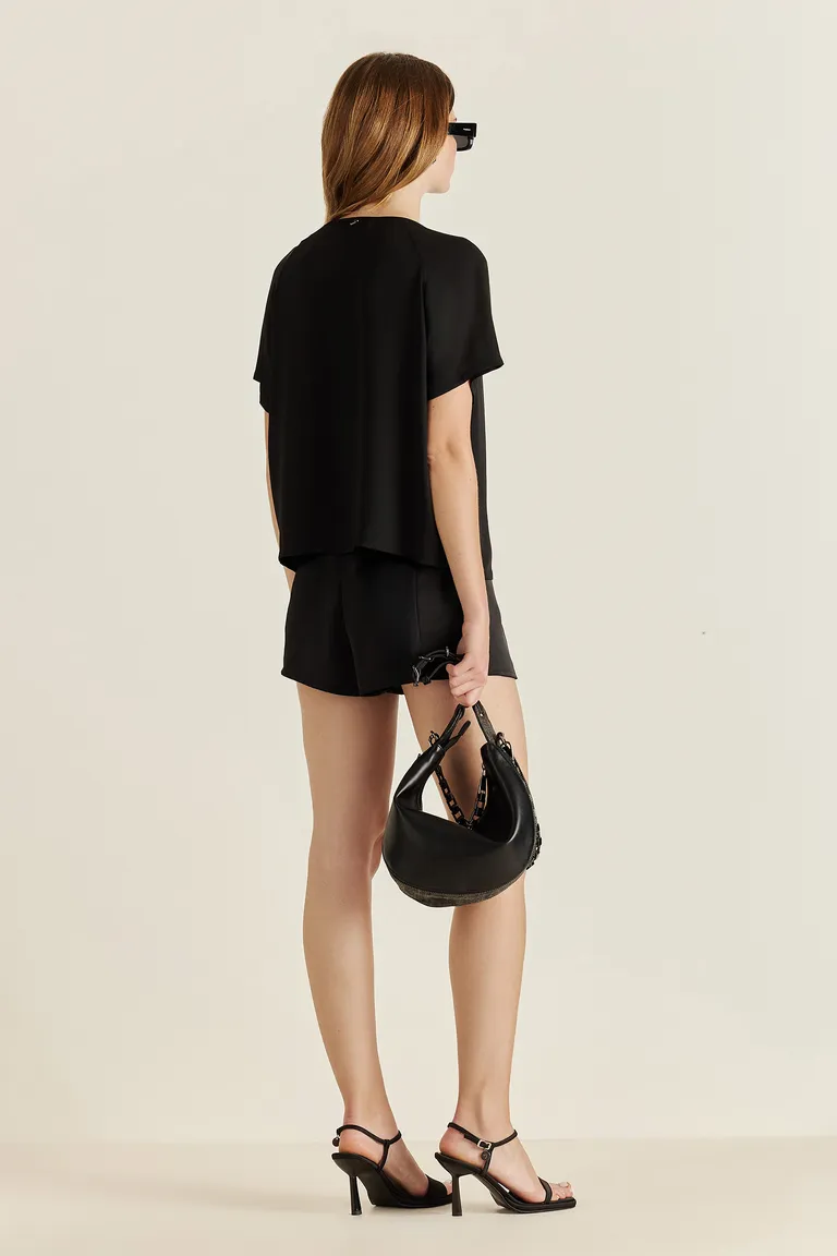 Top fluido con dije en la espalda y detalle de galón con strass de Tucci en Tops para argentina