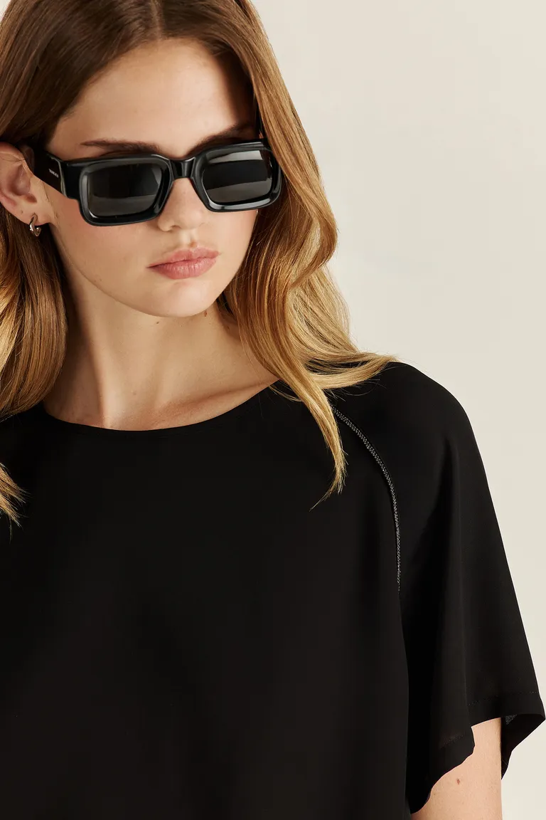 Top fluido con dije en la espalda y detalle de galón con strass de Tucci en Tops para argentina