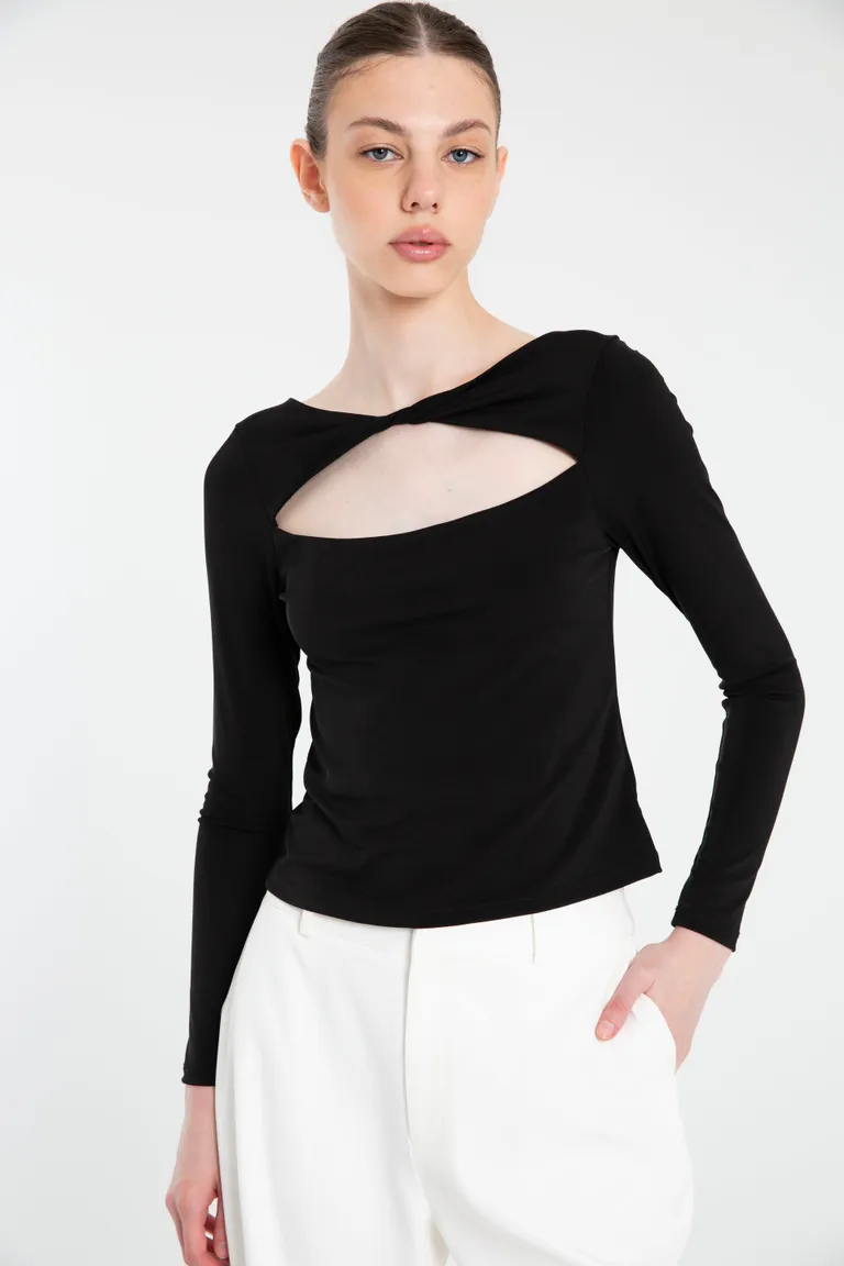 Elegante top de punto negro con escote central y manga larga de Naíma en Tops para argentina