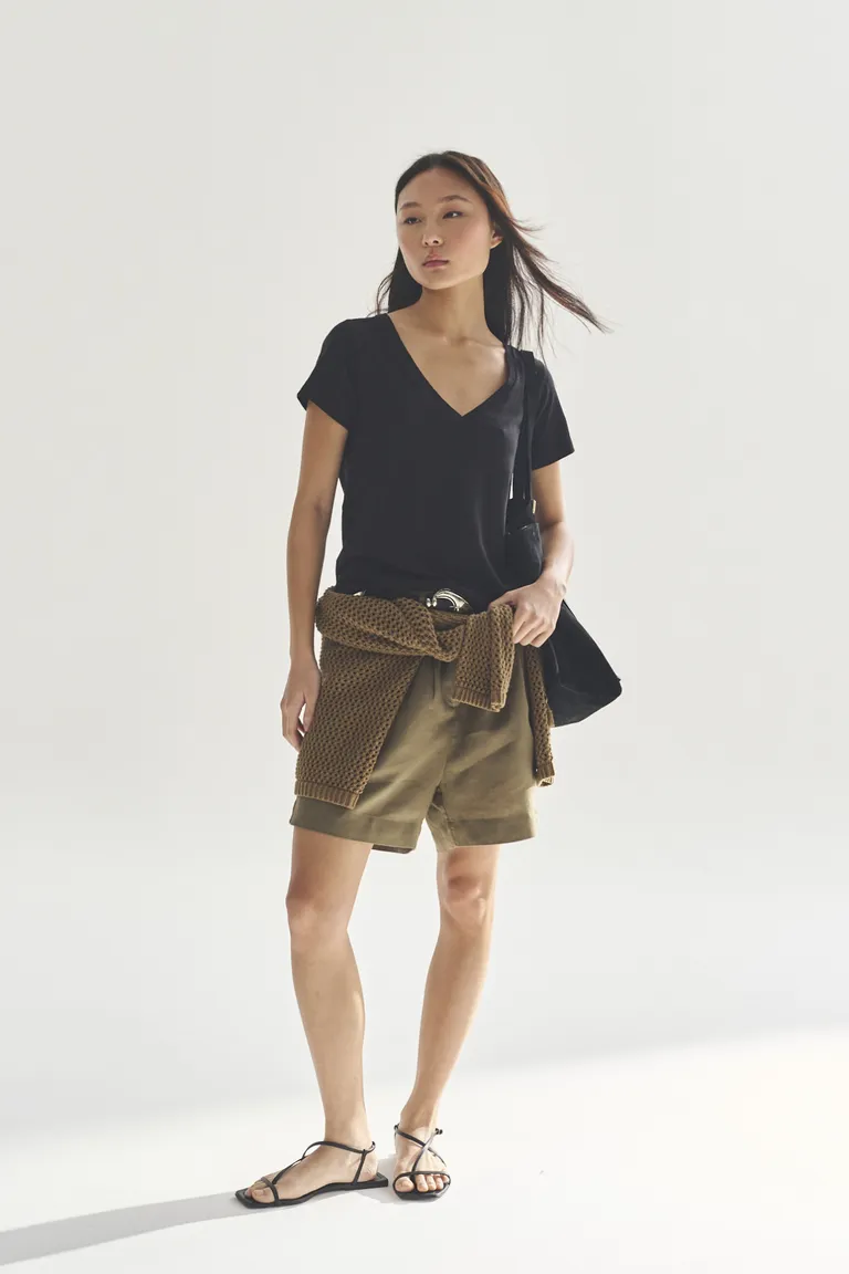 Remera de escote en V en color negro, de diseño minimalista y moderno para mujeres de Akiabara en Remeras para argentina