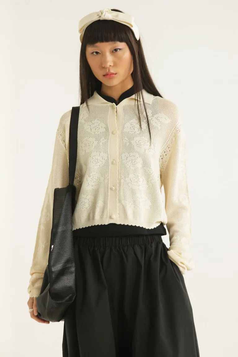 Cardigan tejido en punto jacquard con diseño de flores y terminaciones con borde ondulado de Las Pepas en Buzos y Sweaters para argentina