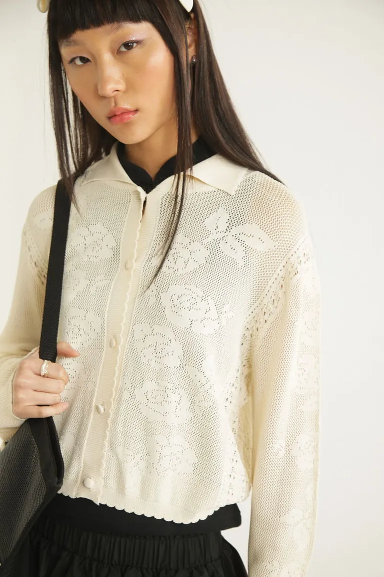 Cardigan tejido en punto jacquard con diseño de flores y terminaciones con borde ondulado de Las Pepas en Buzos y Sweaters para argentina