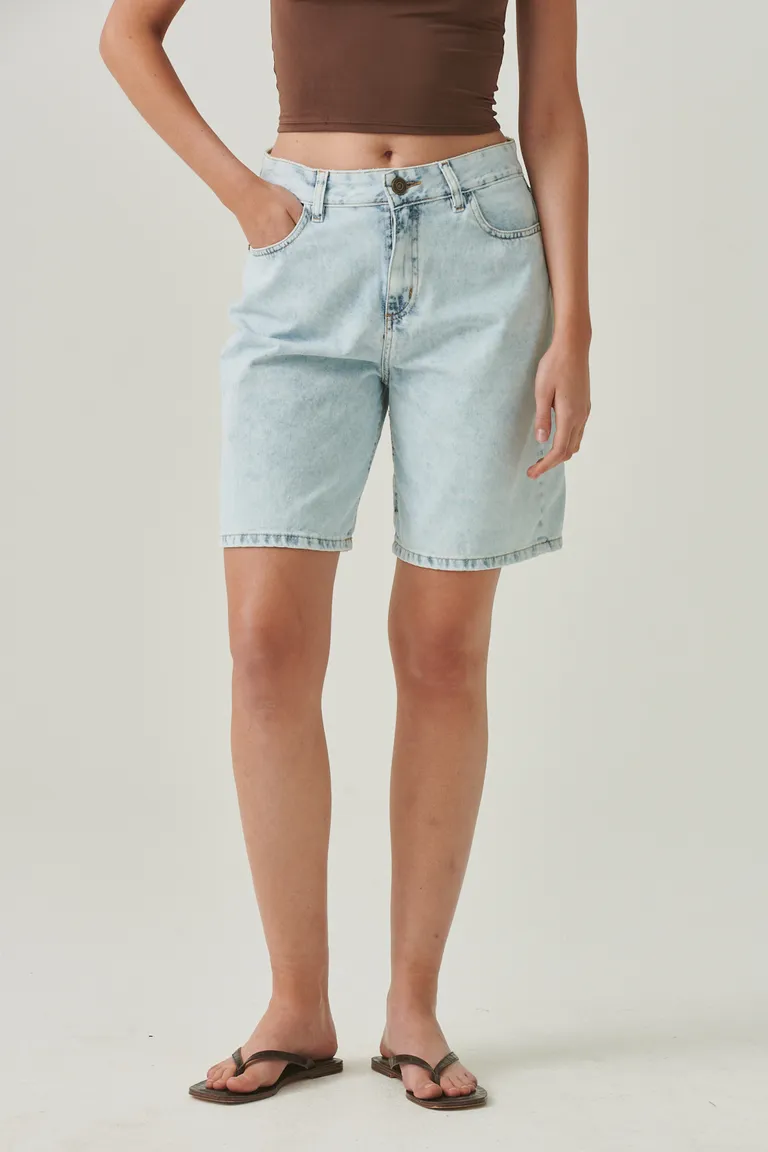 Bermuda de tiro medio en denim de corte clásico y estilo versátil de Sweet en Shorts para argentina