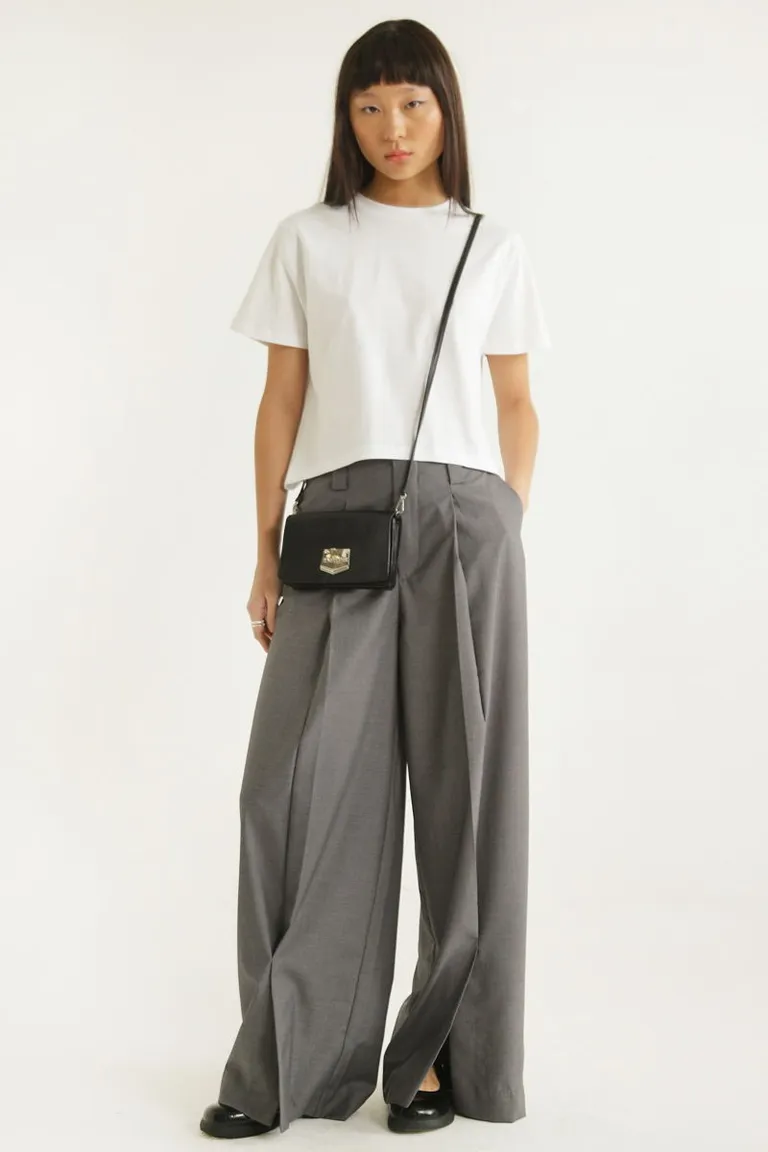 Pantalón de tiro alto y pierna ancha con pinzas y abertura en la botamanga de Las Pepas en Pantalones para argentina