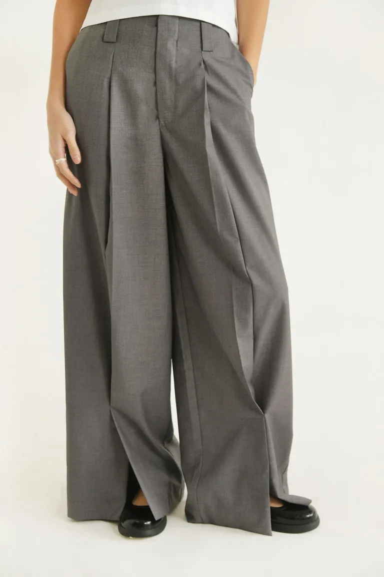 Pantalón de tiro alto y pierna ancha con pinzas y abertura en la botamanga de Las Pepas en Pantalones para argentina