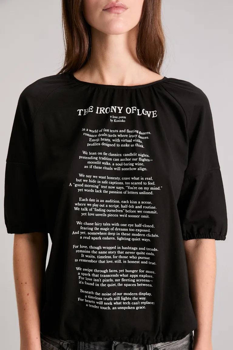 Remera de Corte Holgado con Estampa Exclusiva y Apertura en Espalda de Kosiuko en Remeras para argentina