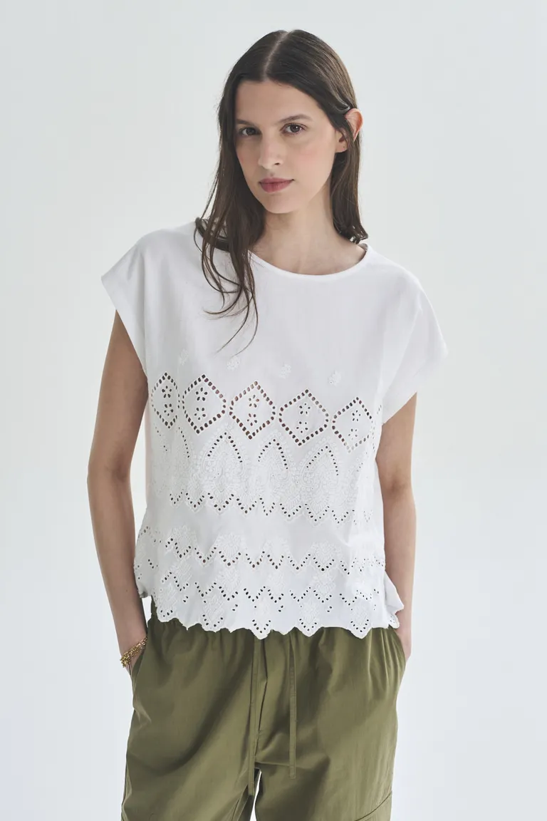 Remera blanca con detalles decorativos para mujer de Akiabara en Remeras para argentina