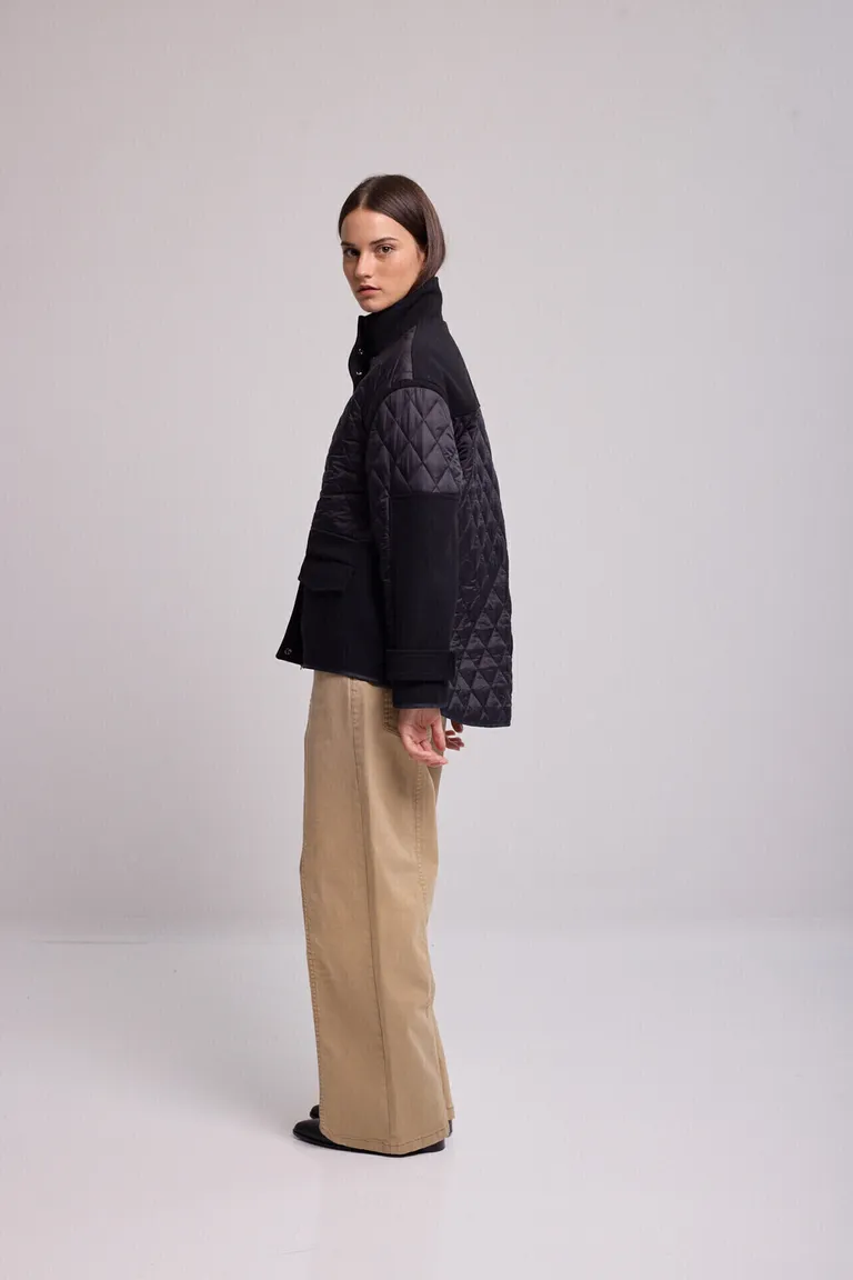 Chaqueta puffer combinada con detalles de paño, bolsillos con tapa y cierre frontal de doble carril de Kill en Chaquetas para argentina