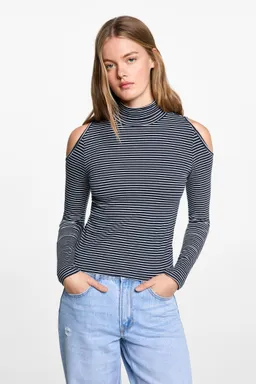 Remera cuello alto aberturas de Mango Teen en Buzos y Sweaters para argentina