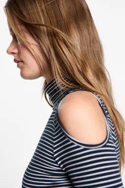 Remera cuello alto aberturas de Mango Teen en Buzos y Sweaters para argentina
