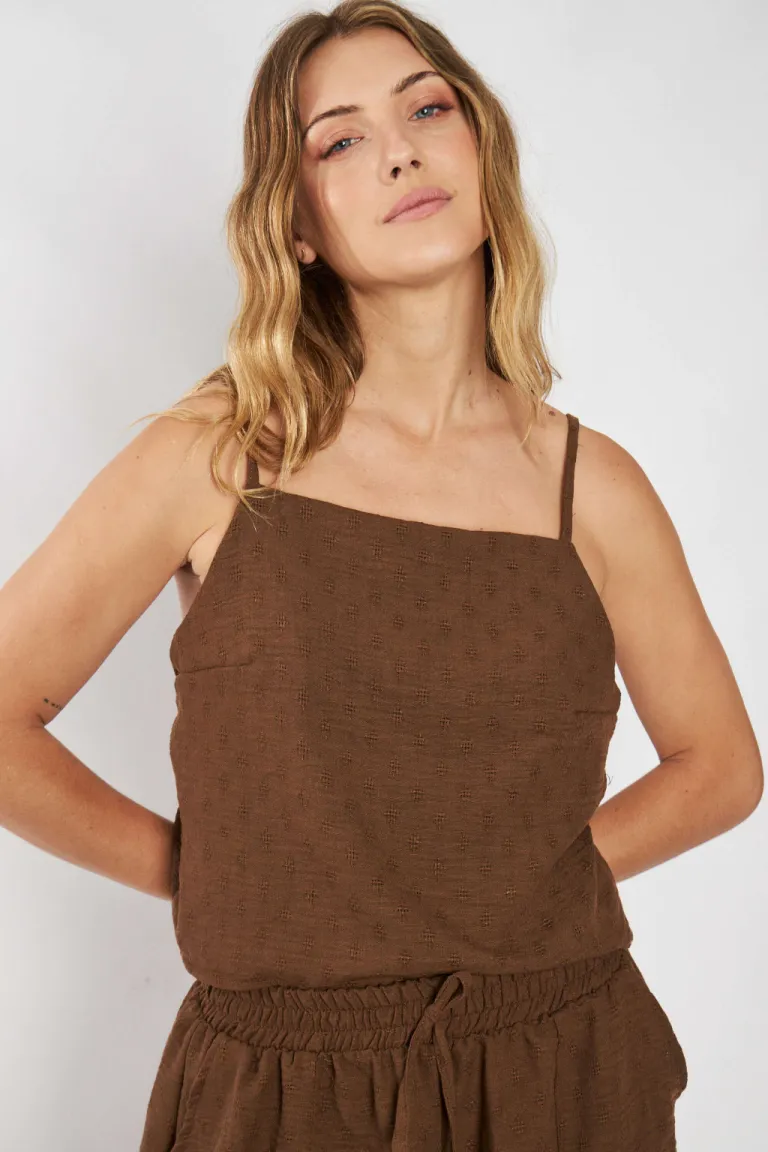 Top de lino calado con escote cuadrado y espalda súper baja de Belle en Tops para argentina