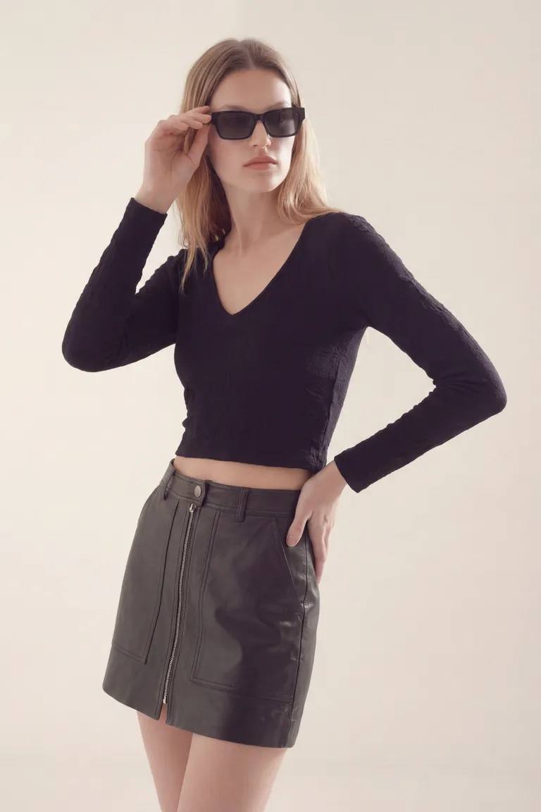 Remera de manga larga con escote en V y ajuste entallado al cuerpo de Akiabara en Remeras para argentina