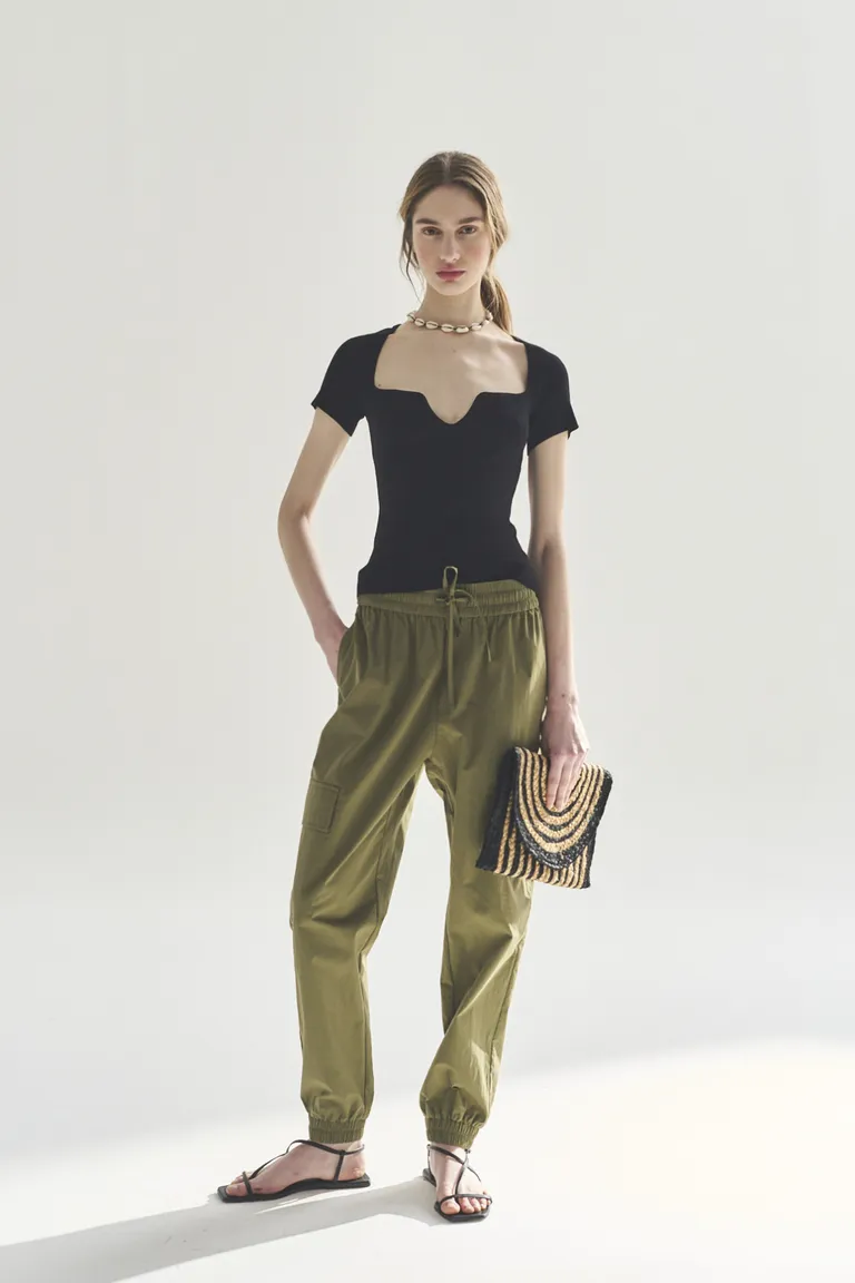 Suéter negro con escote en V y manga corta para mujer de Akiabara en Buzos y Sweaters para argentina