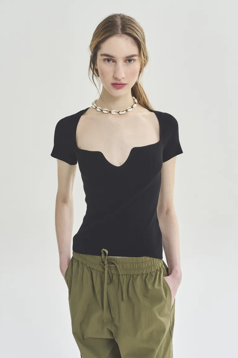 Suéter negro con escote en V y manga corta para mujer de Akiabara en Buzos y Sweaters para argentina