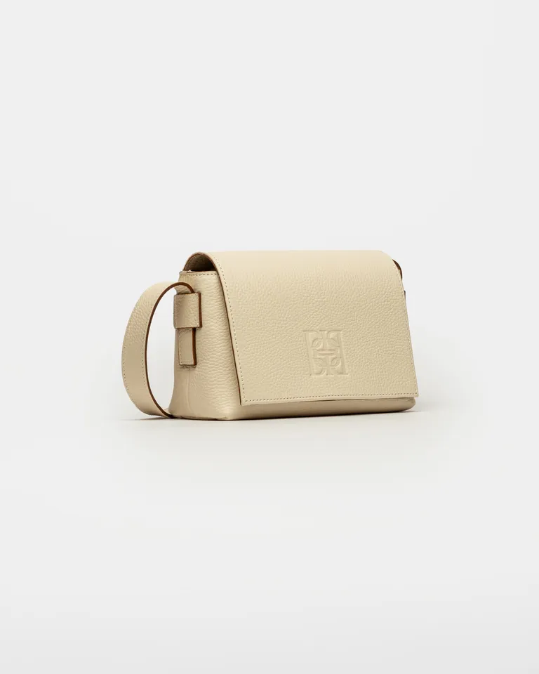 Mini bolso de cuero graneado en color natural, ideal para el día a día de Prüne en Bolsos y Carteras para argentina