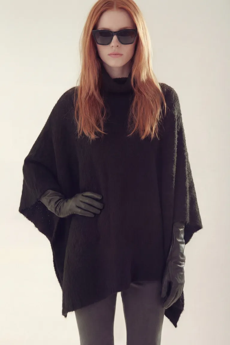 Poncho con cuello alto de calce holgado y diseño fluido para mujer de Akiabara en Capas y Ponchos para argentina