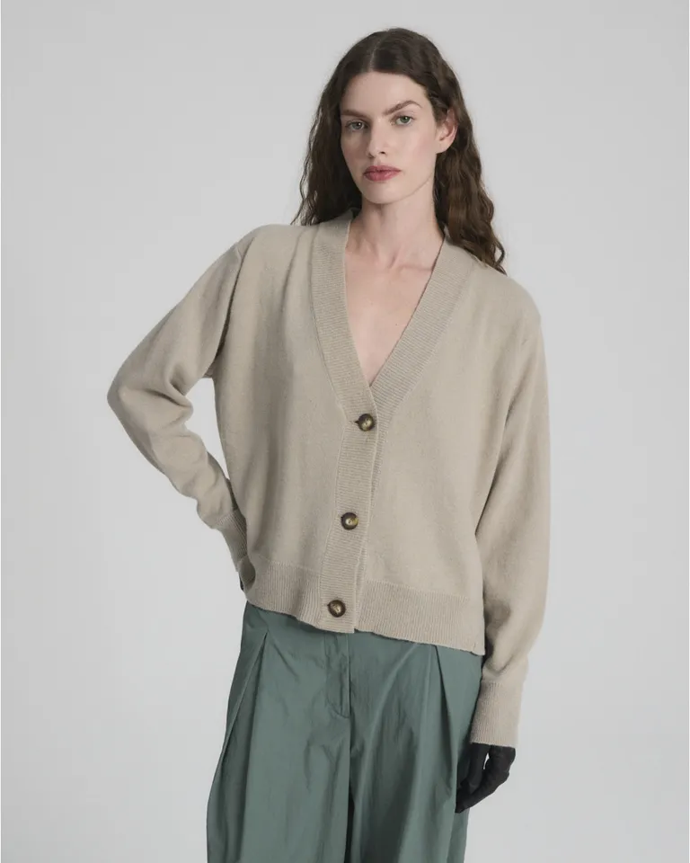 Cardigan de mujer con escote en V y cierre frontal con botones de Blue Sheep en Buzos y Sweaters para argentina