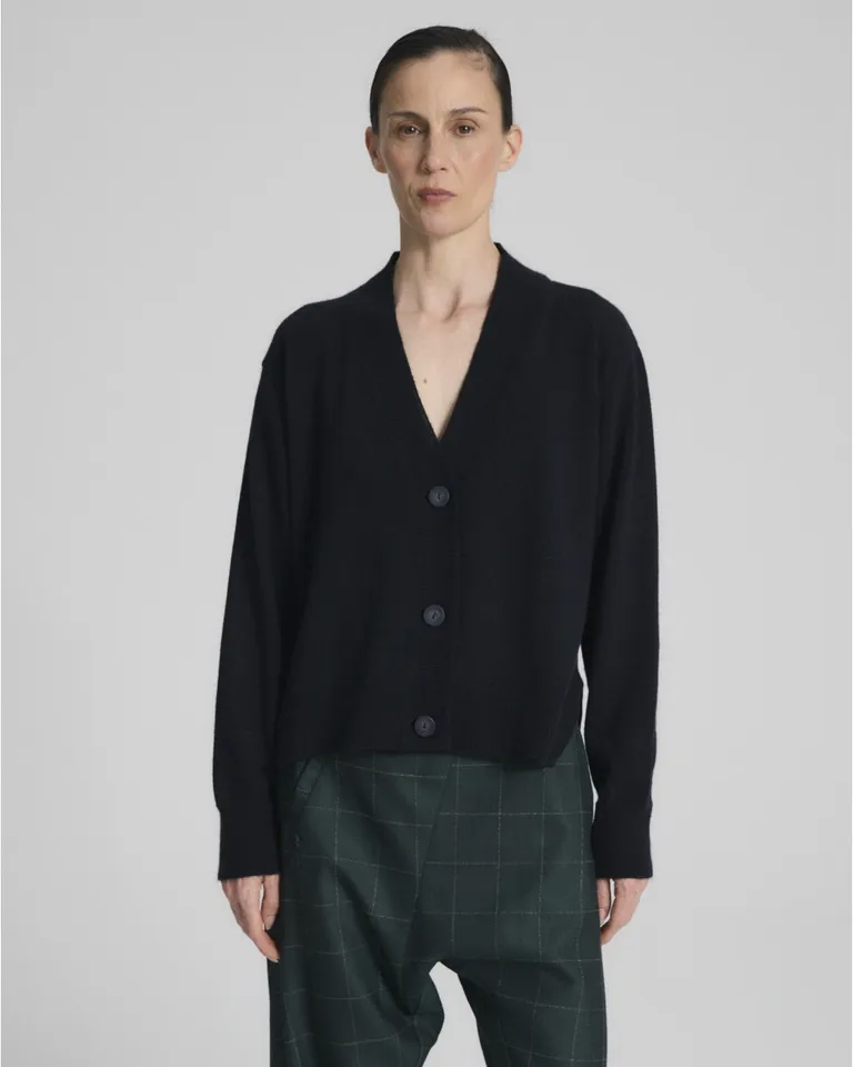 Cardigan de mujer con escote en V y cierre frontal con botones de Blue Sheep en Buzos y Sweaters para argentina