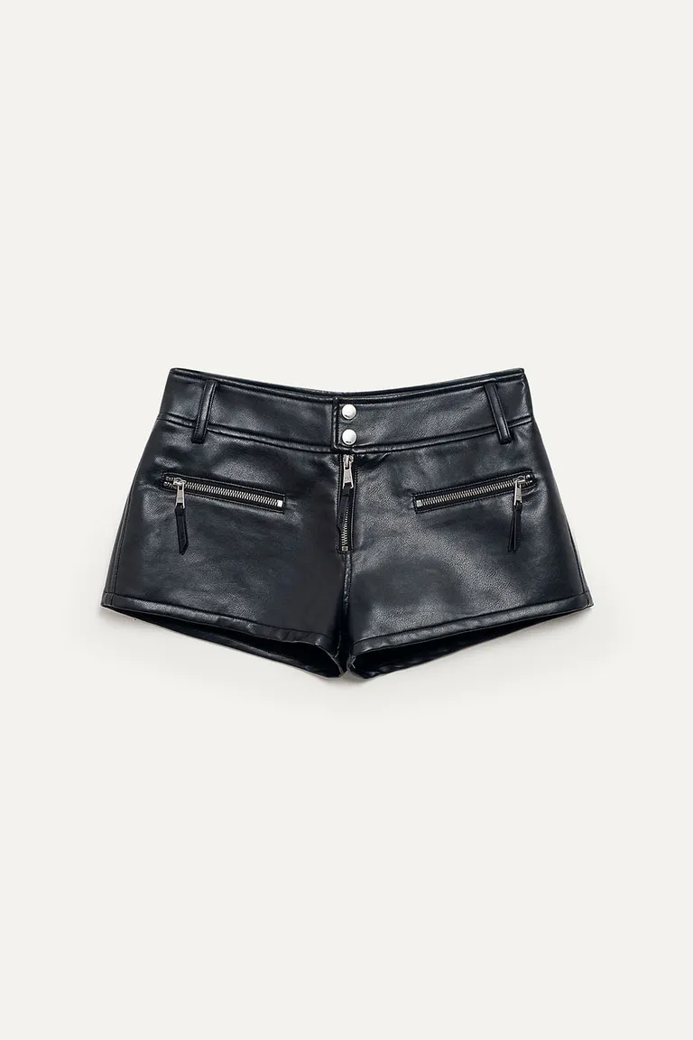 Shorts de efecto piel con cierre central y bolsillos metálicos para un look urbano y moderno de 47 Street en Shorts para argentina