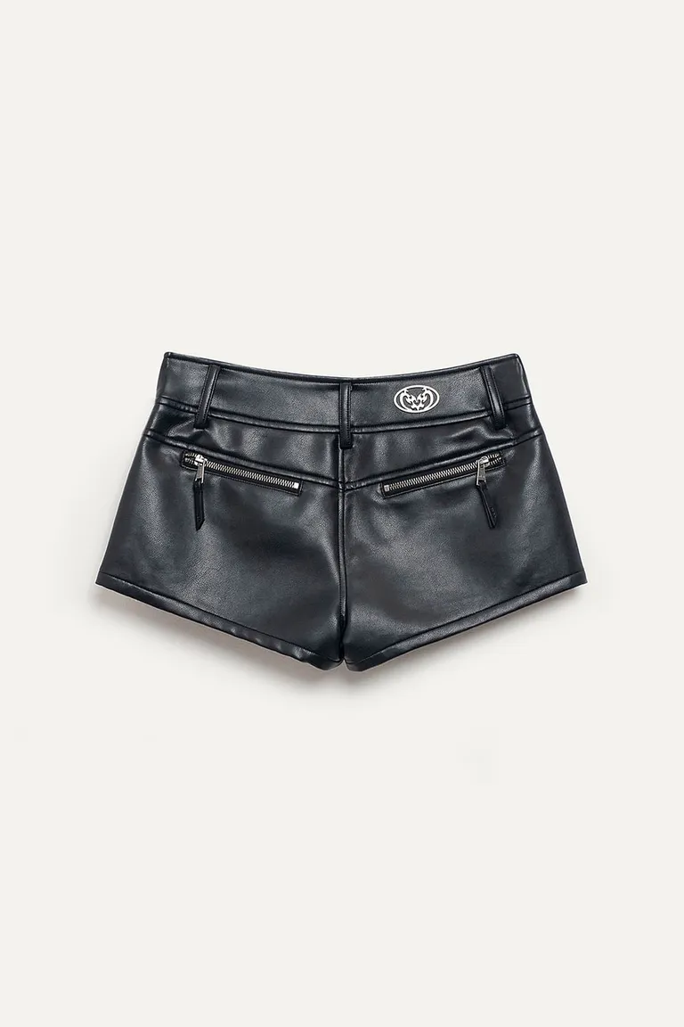 Shorts de efecto piel con cierre central y bolsillos metálicos para un look urbano y moderno de 47 Street en Shorts para argentina