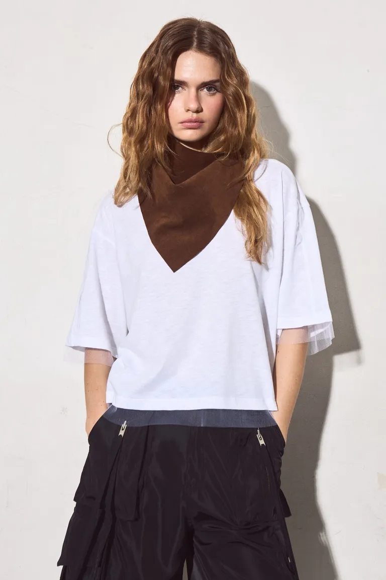 Remera blanca de corte relajado y diseño versátil para un estilo casual y elegante de Allo Martinez en Remeras para argentina