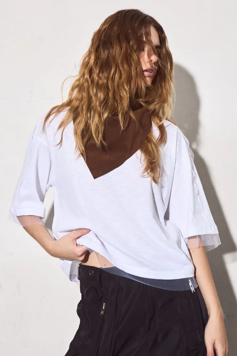 Remera blanca de corte relajado y diseño versátil para un estilo casual y elegante de Allo Martinez en Remeras para argentina