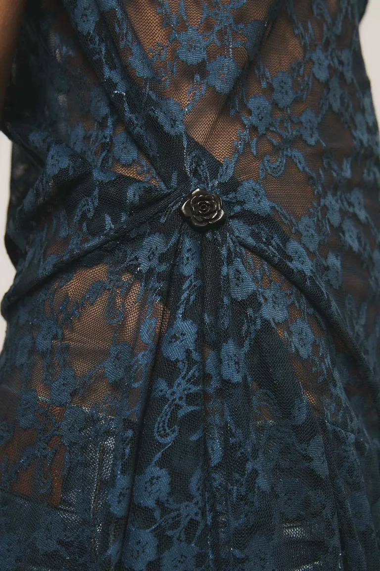 Vestido de encaje con mangas cortas, escote redondo y detalle de pliegues frontales de Kosiuko en Vestidos para argentina