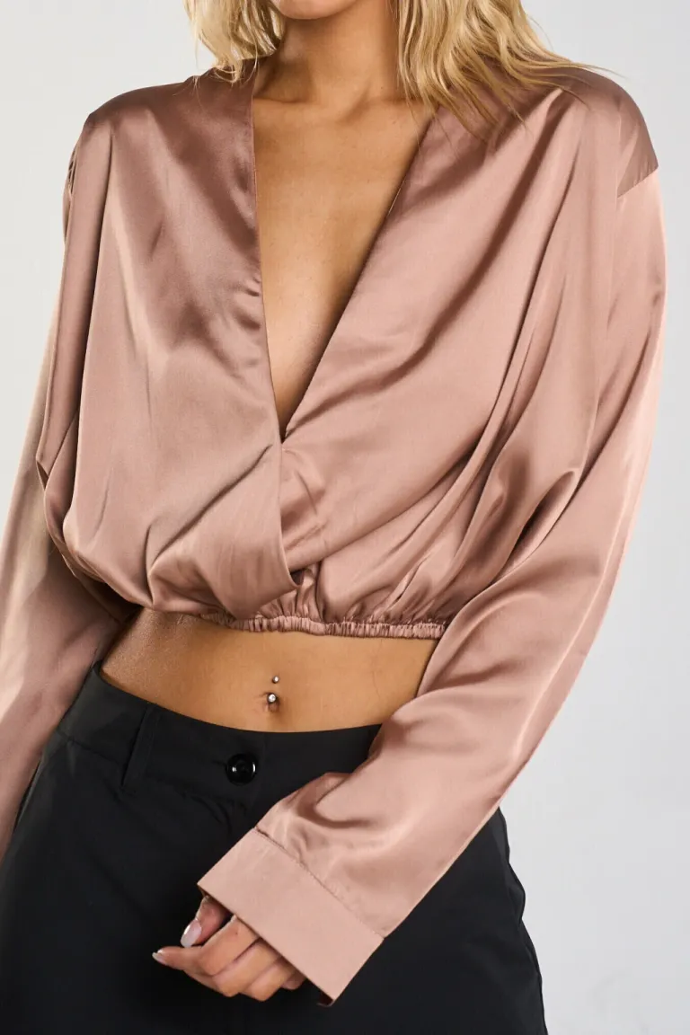 Blusa de seda cruzada con cintura elástica, ideal para vestir con estilo de Belle en Blusas para argentina