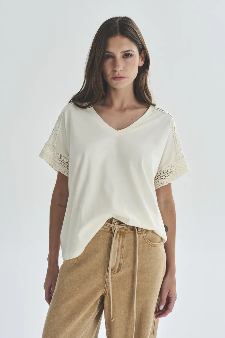 Remera de cuello en V con diseño casual y elegante para mujer de Akiabara en Remeras para argentina