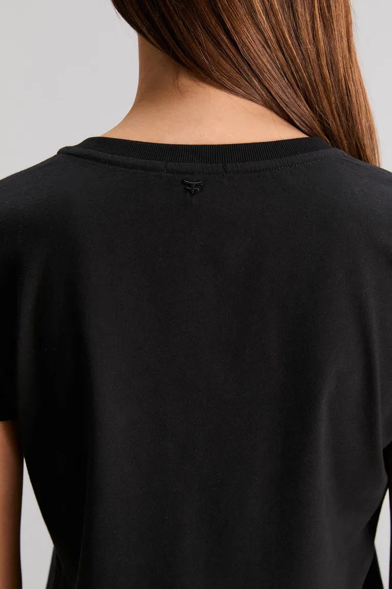 Remera de corte regular en escote en V y mangas cortas de Kosiuko en Remeras para argentina