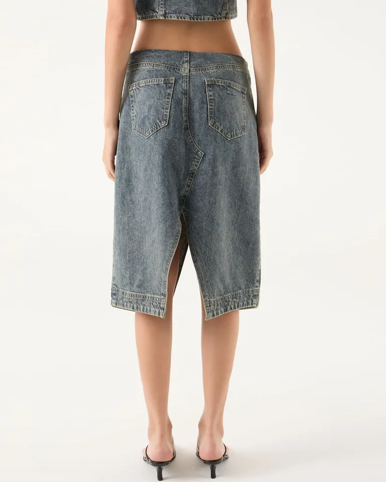 Pollera midi de denim con tiro medio y abertura frontal de Furzai en Faldas para argentina