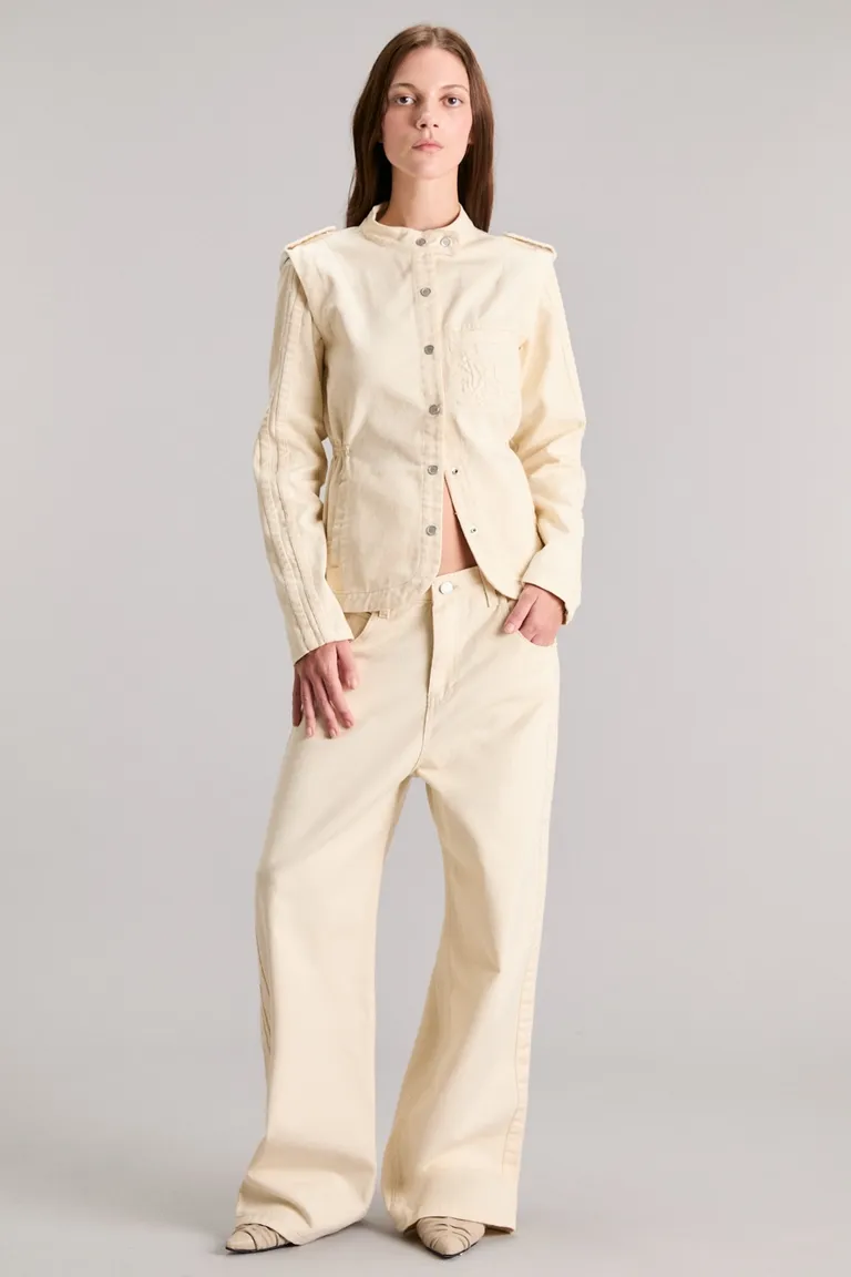 Pantalón recto de gabardina en tono natural con detalles gofrados de Kosiuko en Pantalones para argentina