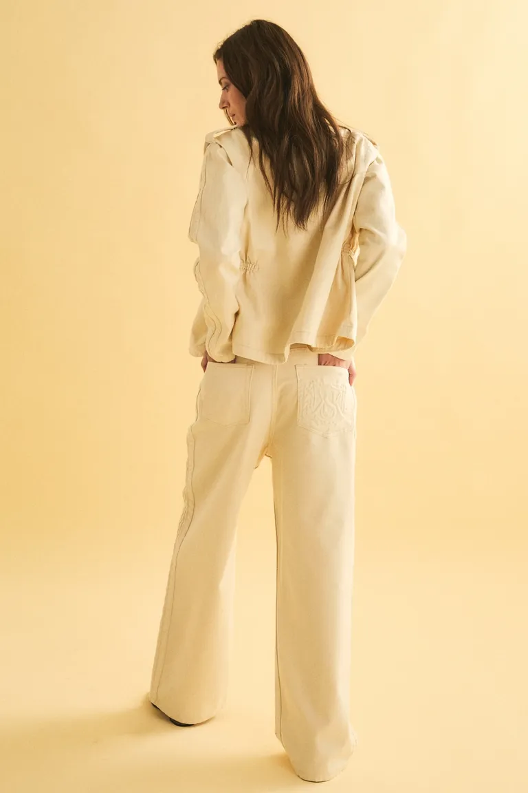 Pantalón recto de gabardina en tono natural con detalles gofrados de Kosiuko en Pantalones para argentina