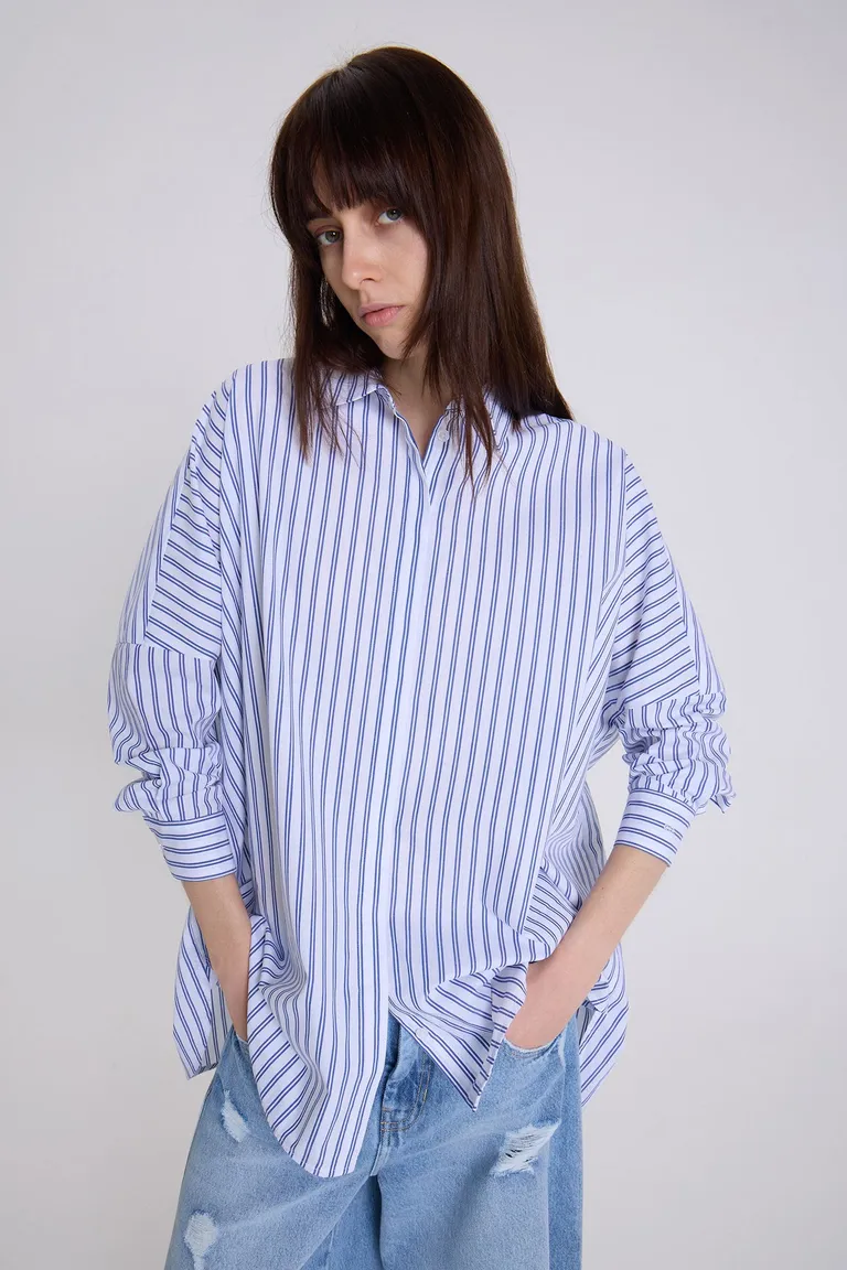 Camisa oversize de rayas blancas y azules, con detalle de logo bordado en el puño de Maria Cher en Camisas para argentina