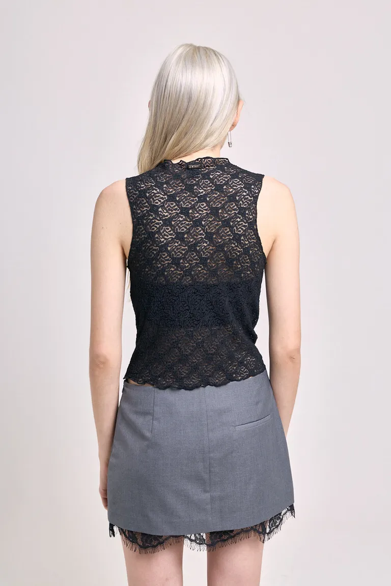 Top de encaje blanco con cuello alto y detalles elegantes de 47 Street en Tops para argentina