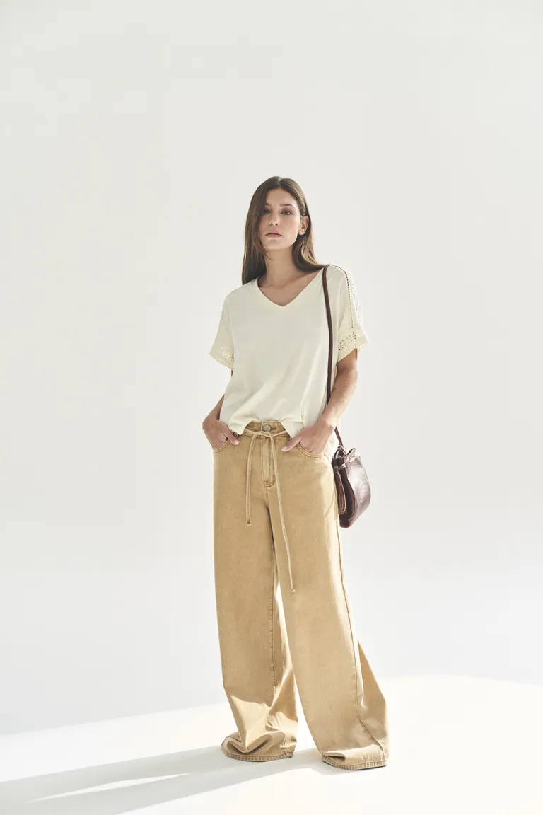 Remera de corte holgado en escote en V para mujer de Akiabara en Remeras para argentina