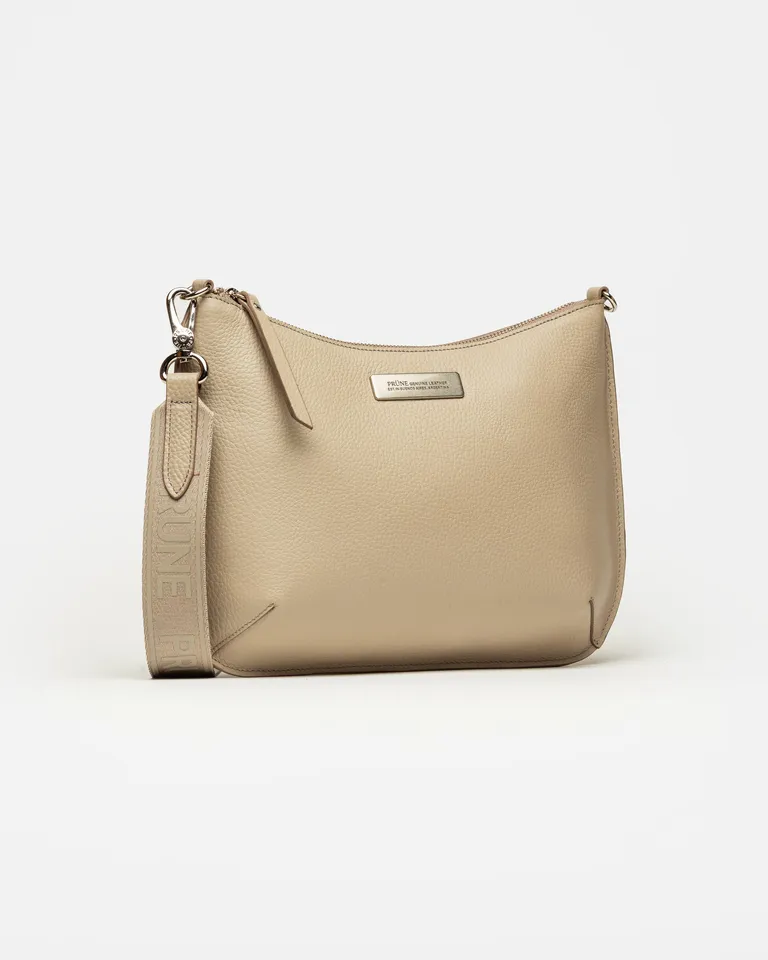 Bandolera de hombro estructurada con correa ajustable y aplique metálico de marca de Prüne en Bolsos y Carteras para argentina