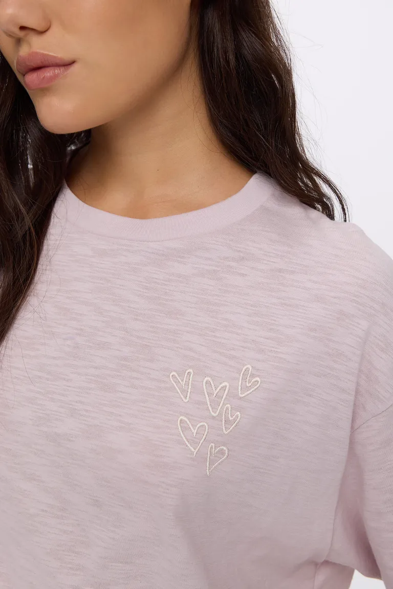 Remera oversize de calce amplio con detalle de bordado sutil en el frente de Cuesta Blanca en Remeras para argentina