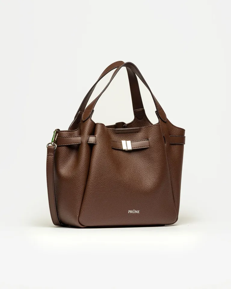 Cartera de mano estructurada con manijas dobles y detalle de cinturón frontal con hebilla de Prüne en Bolsos y Carteras para argentina