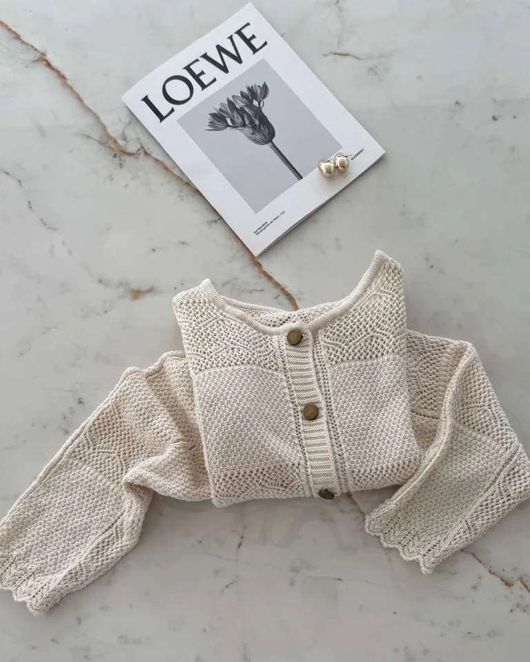 Suéter de punto en tono natural, una prenda versátil y de diseño sencillo pero sofisticado de Hesed en Buzos y Sweaters para argentina