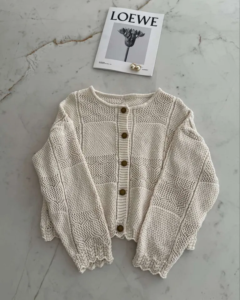 Suéter de punto en tono natural, una prenda versátil y de diseño sencillo pero sofisticado de Hesed en Buzos y Sweaters para argentina