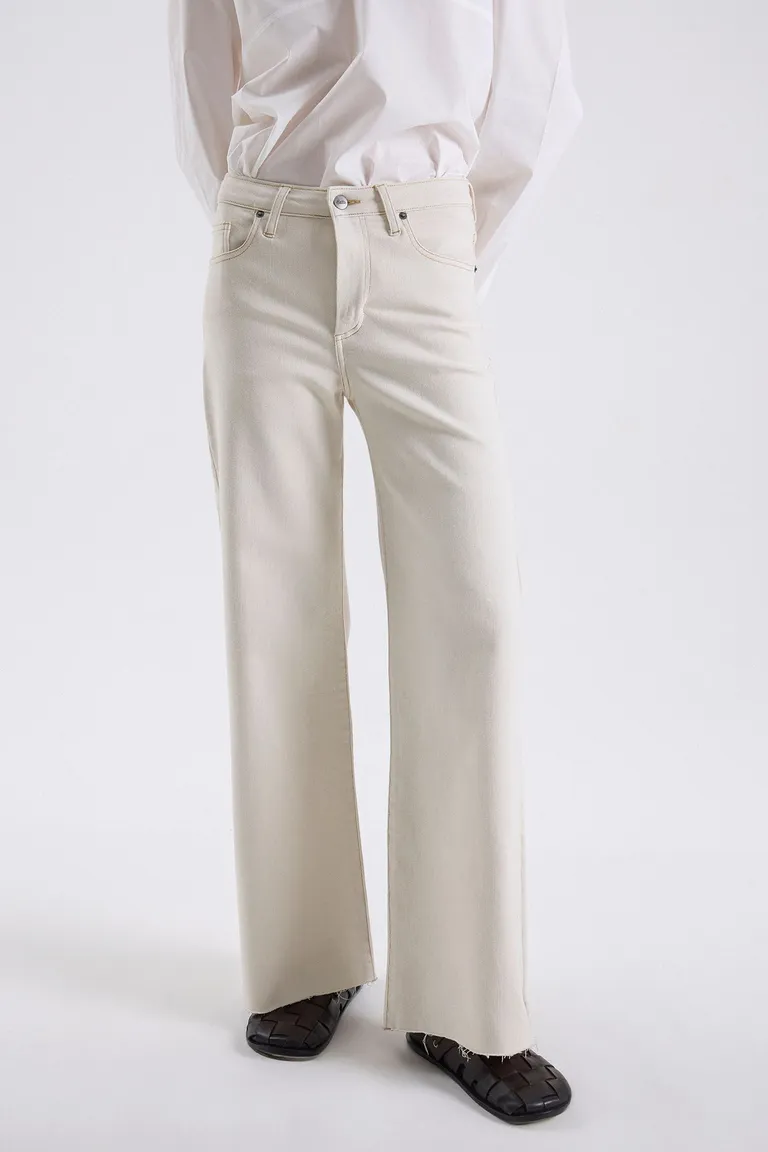 Jean de pierna amplia con diseño de inspiración setentosa y silueta relajada de Maria Cher en Pantalones para argentina