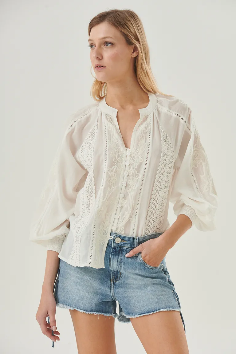 Camisa blanca de dama con puños amplios y diseño elegante de Sweet en Camisas para argentina