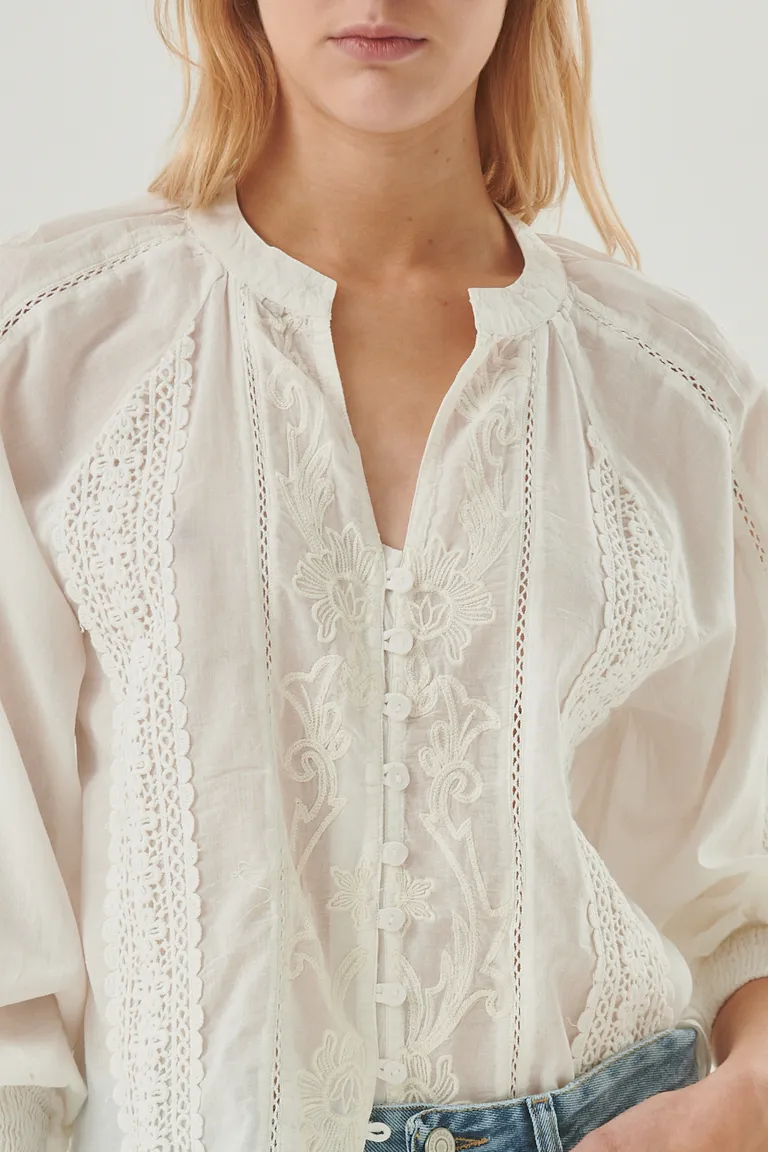 Camisa blanca de dama con puños amplios y diseño elegante de Sweet en Camisas para argentina