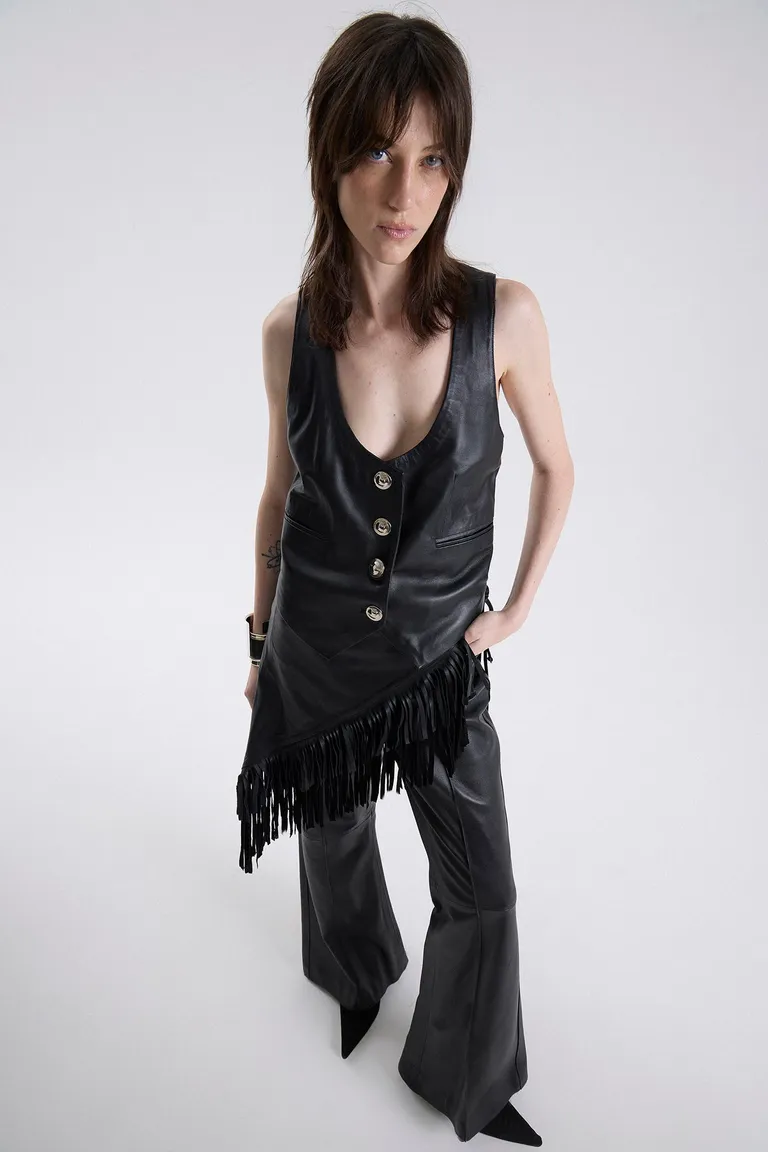 Chaleco sastrero con botones frontales y terminación asimétrica con flecos de Maria Cher en Chalecos para argentina