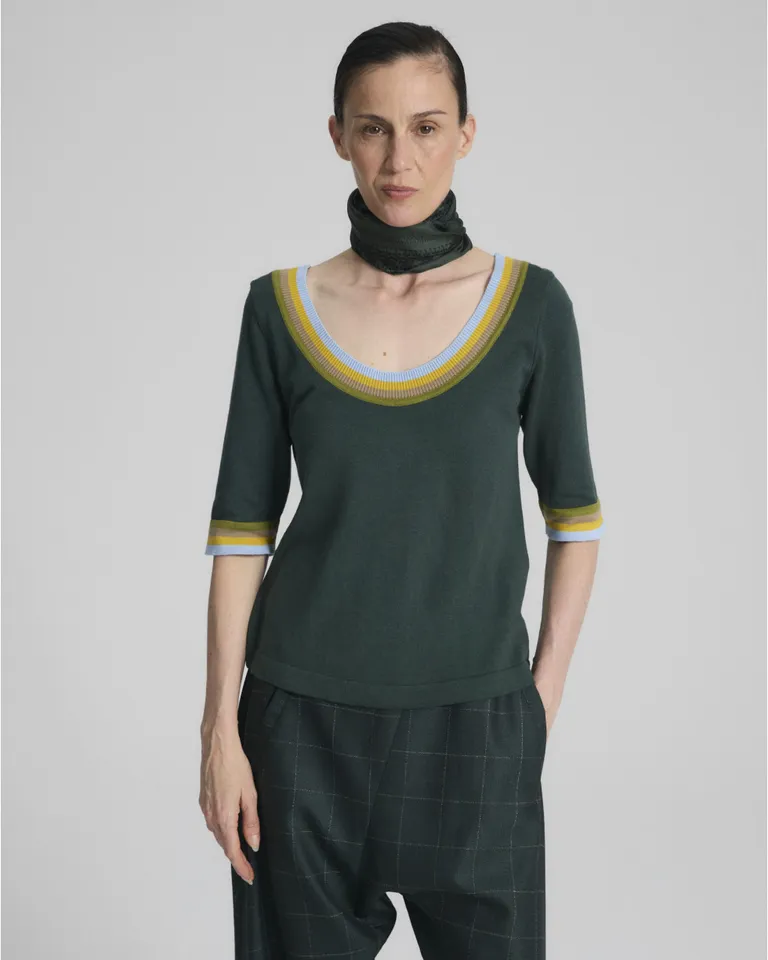 Remera de mujer con cuello redondo amplio y mangas tres cuartos con detalles de rayas en bordes de Blue Sheep en Remeras para argentina