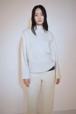Buzo corderoy cuello perkins de Mango en Buzos y Sweaters para argentina